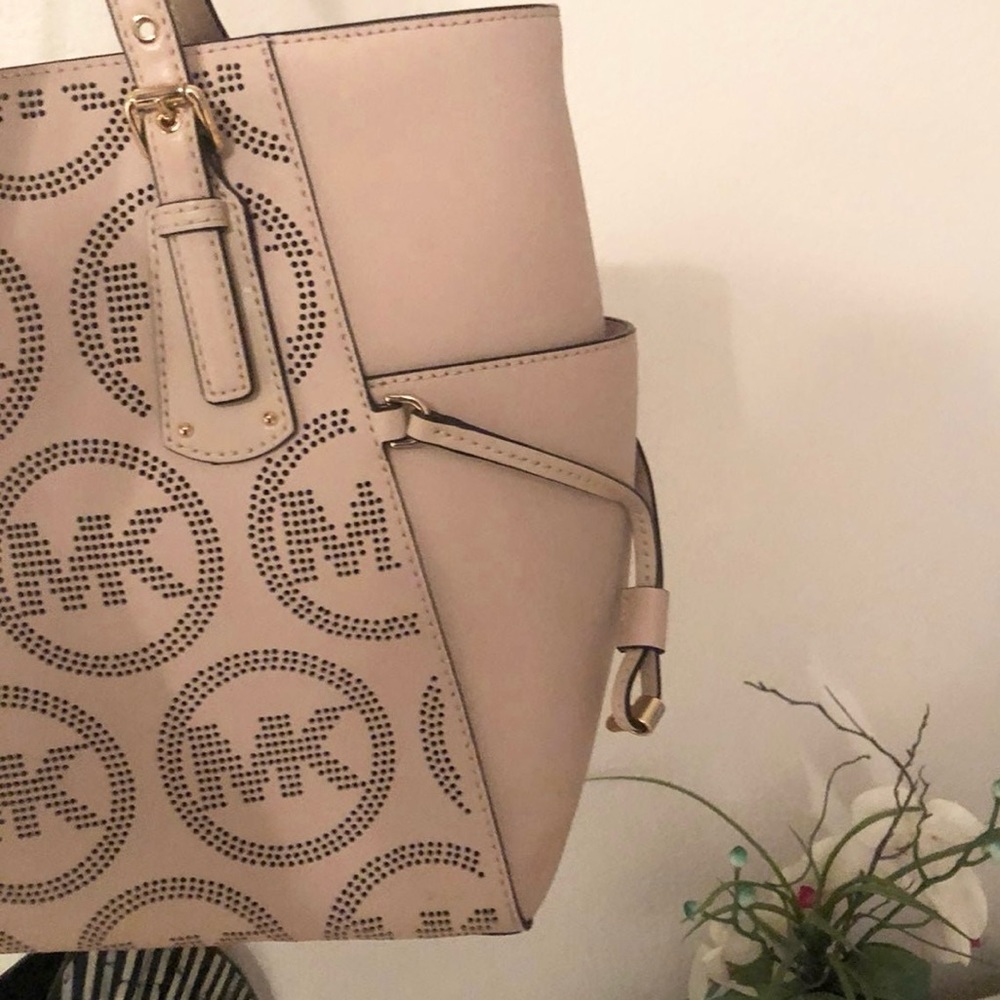 Michael Kors Voyager Tote in Blush /Pink EUC - Picture 7 of 9